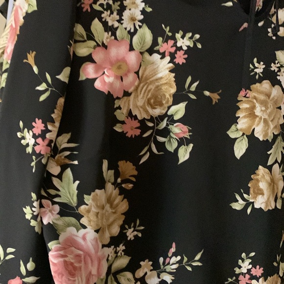 Beautiful Delta Burke 1X floral long sleeved top - Picture 4 of 5